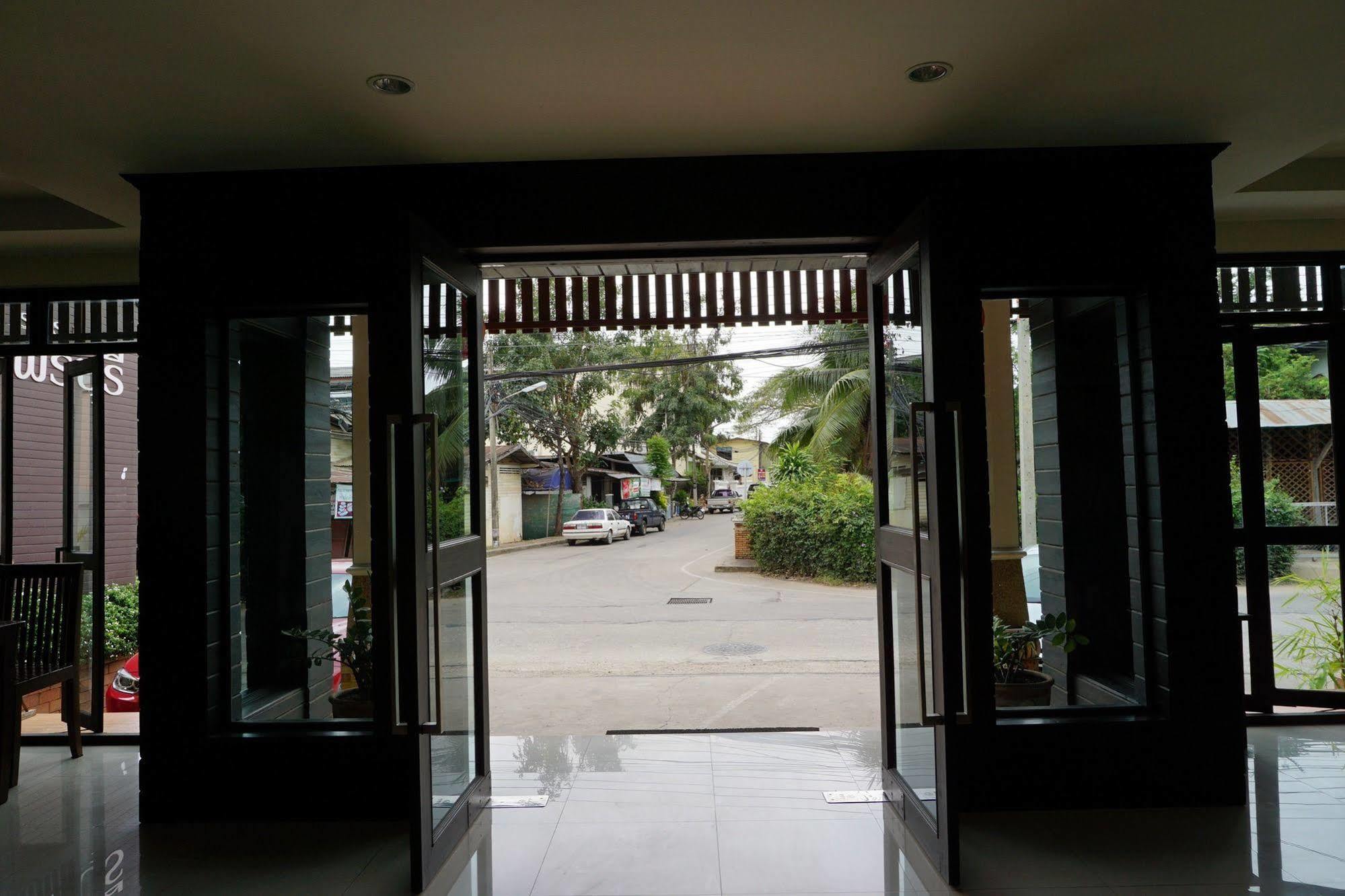 Ponburi Hotel Nan Exterior foto