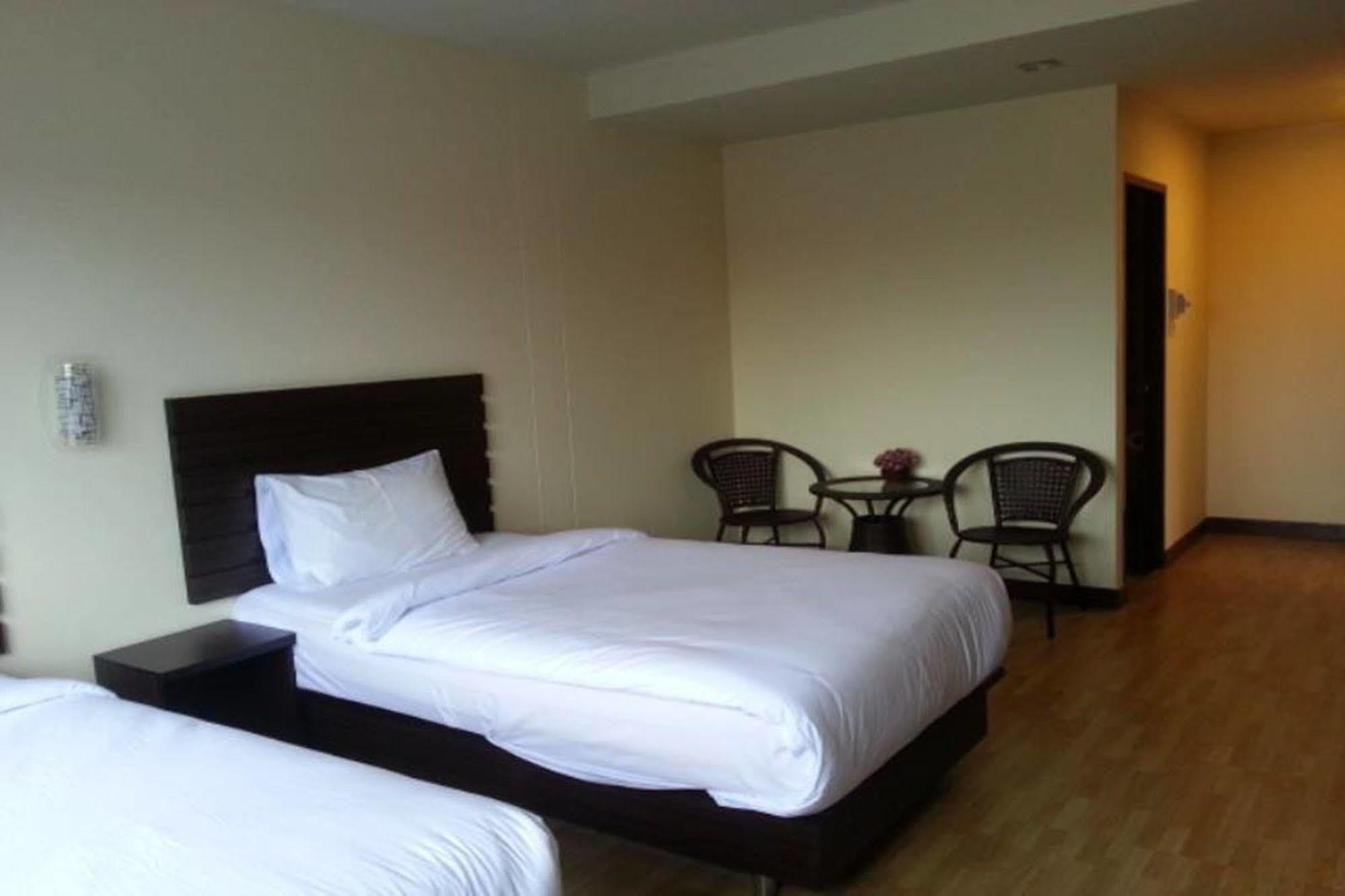 Ponburi Hotel Nan Exterior foto