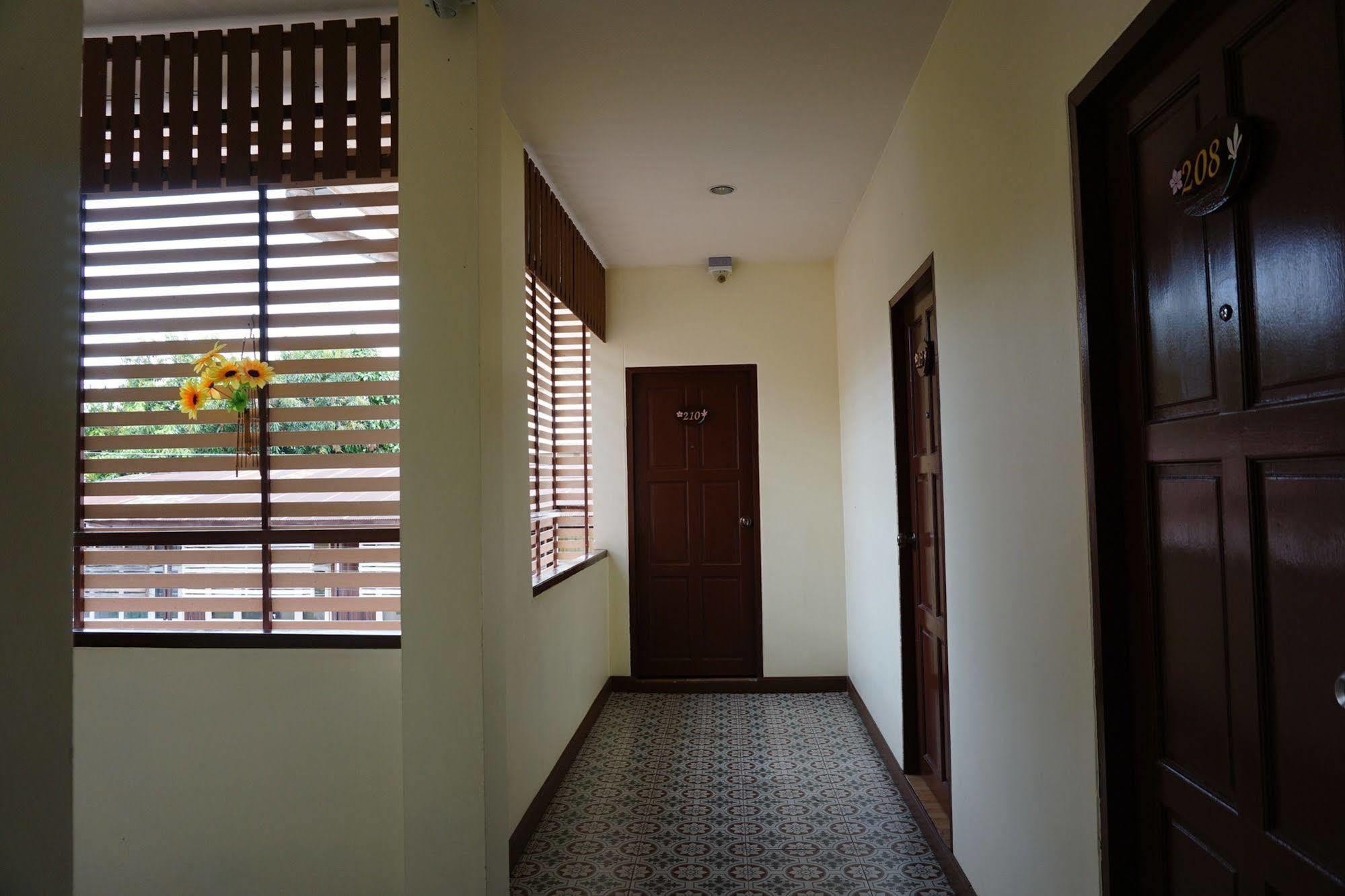 Ponburi Hotel Nan Exterior foto